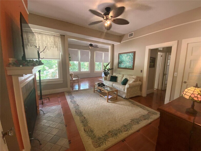 More Photos Of 606 E Oak St, Arcadia Hospitality For Sale