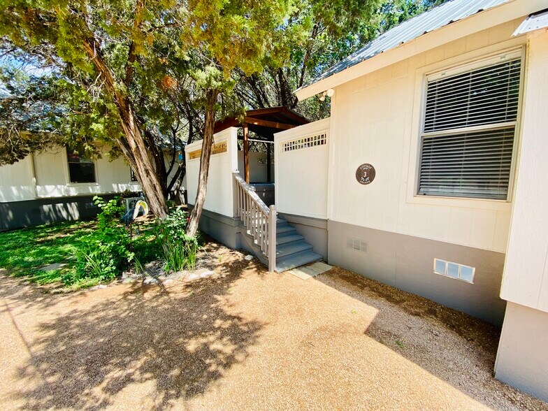 More Photos Of 104 Scudder Ln, Wimberley Hotel For Sale