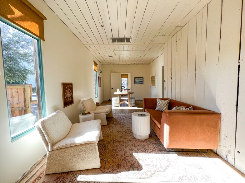 More Photos Of 2300 Coronado St, Austin Storefront Retail Office For Sale