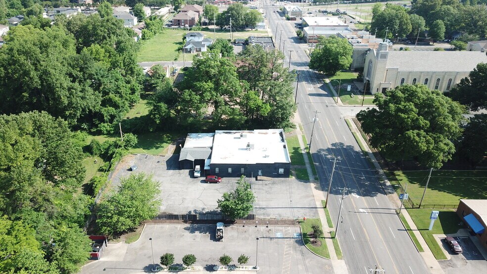 More Photos Of 707 S Highland St, Memphis Storefront For Sale