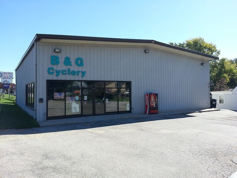 More Photos Of 131 E Rollins Rd, Round Lake Beach Freestanding For Sale