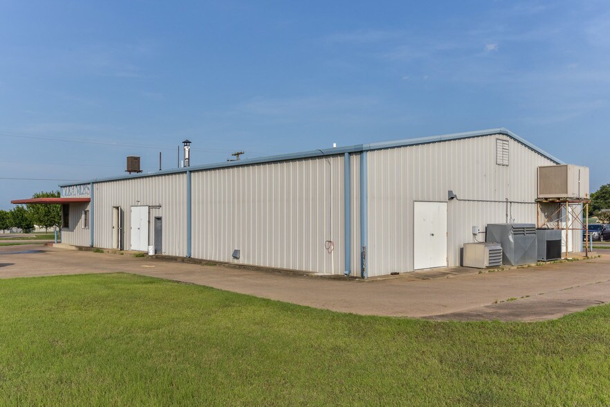 More Photos Of 124 Faircrest Dr, Cleburne Freestanding For Lease