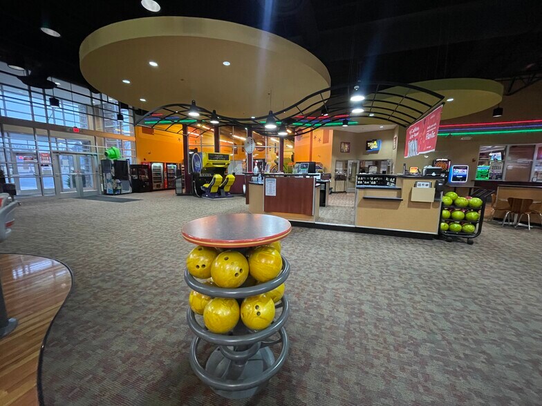 More Photos Of 101 Franks Rd, Marengo Bowling Alley For Lease