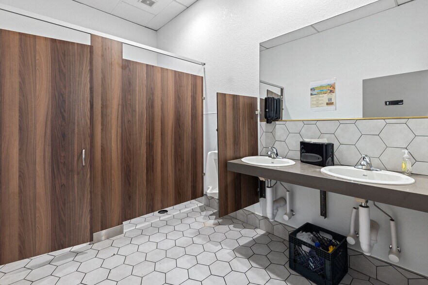 More Photos Of 516 Main St, Longmont Bar For Sale