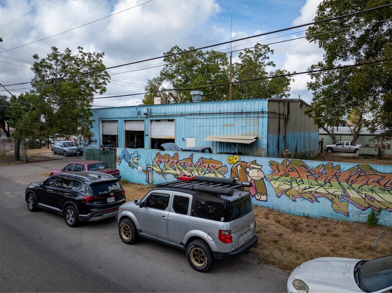 More Photos Of 3228 E 5th St, Austin Auto Repair For Sale
