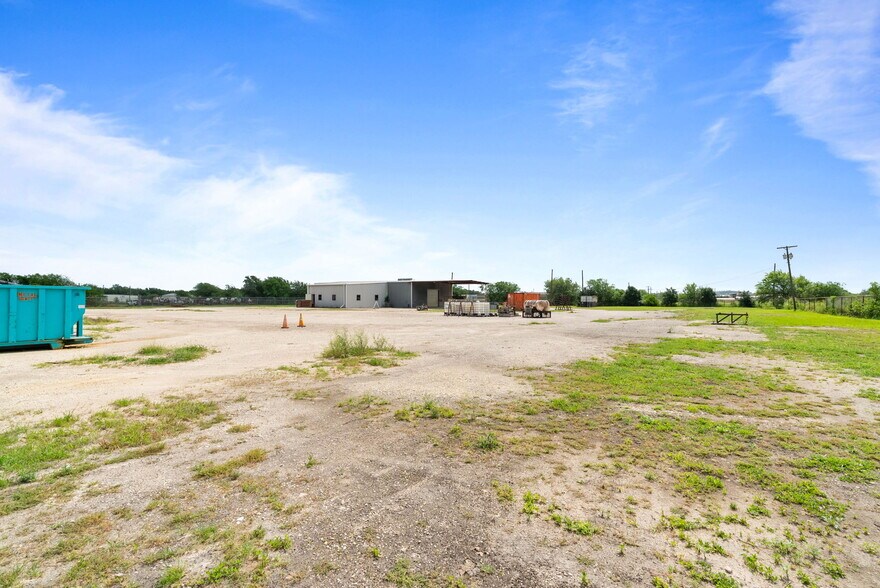 More Photos Of 2404 N US Highway 281, Alice Flex For Lease