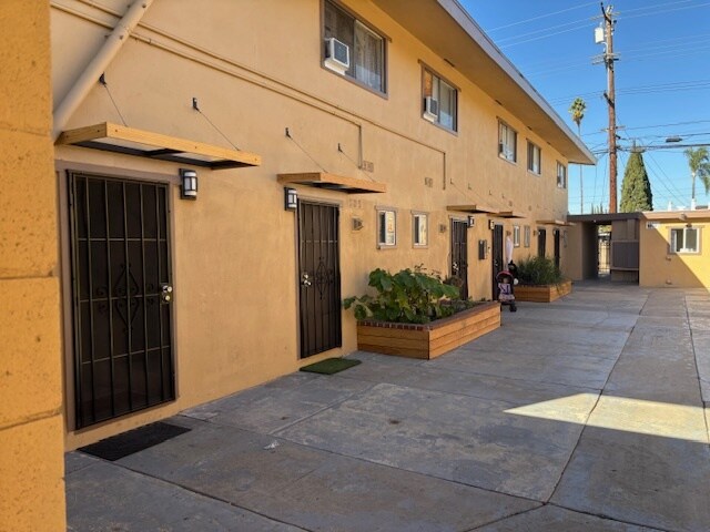 More Photos Of 437-443 W Valencia Dr, Fullerton Apartments For Sale