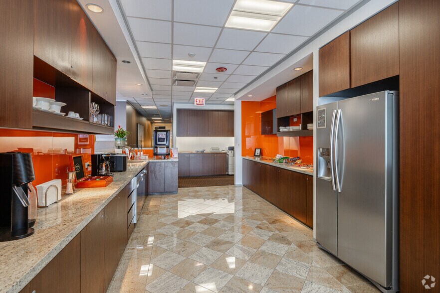 More Photos Of 155 N Wacker Dr, Chicago Coworking Space