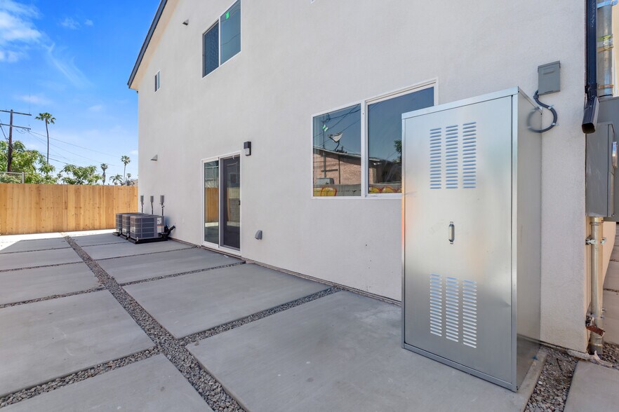 More Photos Of 707 W 80th St, Los Angeles Apartments For Sale