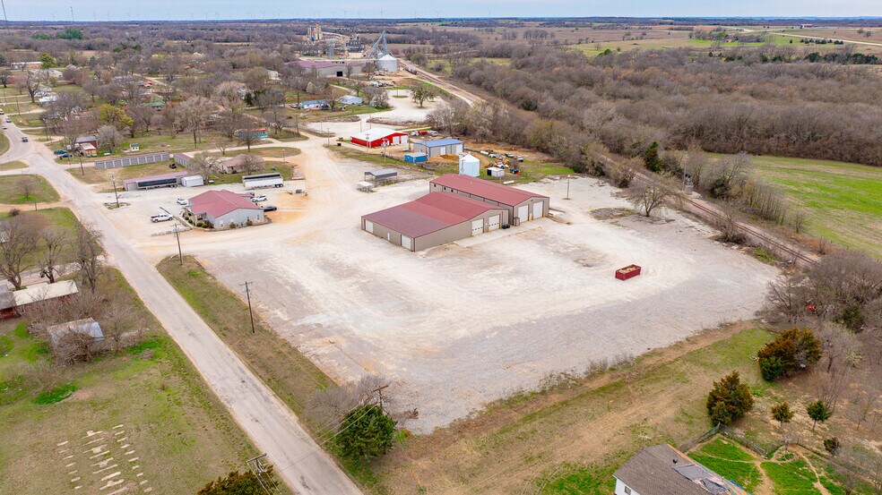 More Photos Of 122 N Hickory, Roff Flex For Sale