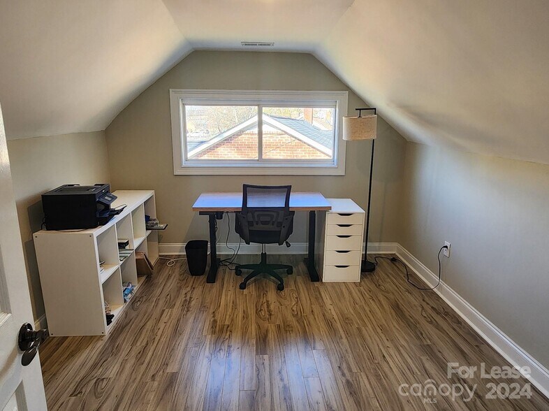 More Photos Of 1508 Remount Rd, Charlotte Showroom For Lease