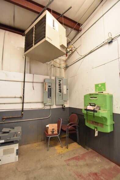More Photos Of 701 W Broadway, Seminole Manufacturing For Sale