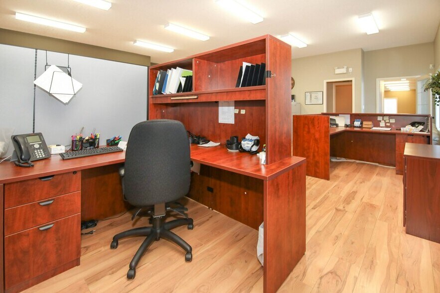 More Photos Of 5209 49A Ave, Bentley Office For Sale