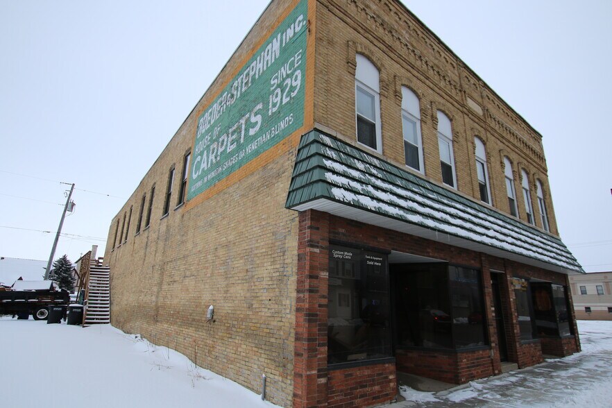 More Photos Of 910 Oregon St, Oshkosh Storefront Retail Residential For Sale