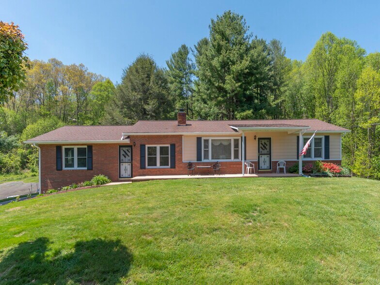 More Photos Of 96 Tower Ln, Waynesville Office For Sale