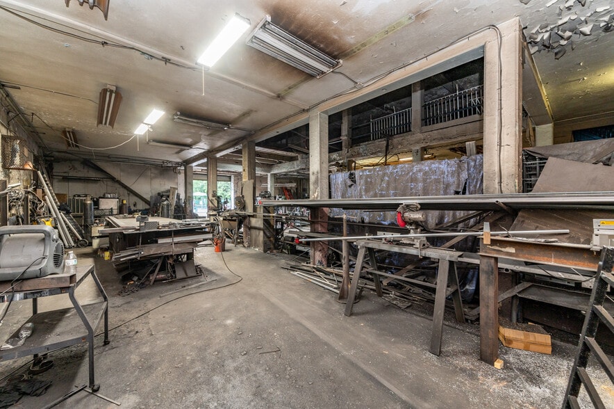 More Photos Of 335-337 E Jersey St, Elizabeth Distribution For Sale