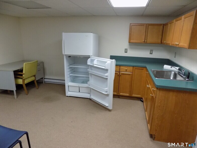 More Photos Of 85 Beleden Gardens Dr, Bristol Medical For Sale
