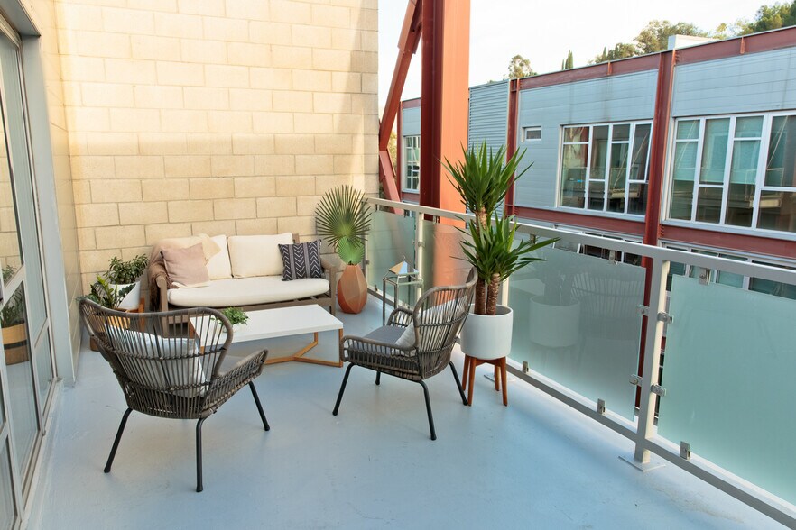 More Photos Of 3400 Cahuenga Blvd W, Los Angeles Loft Creative Space For Lease