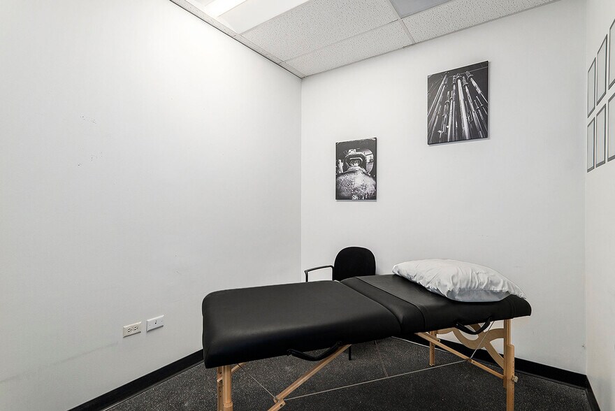 More Photos Of 221 W County Line Rd, Littleton Freestanding For Lease