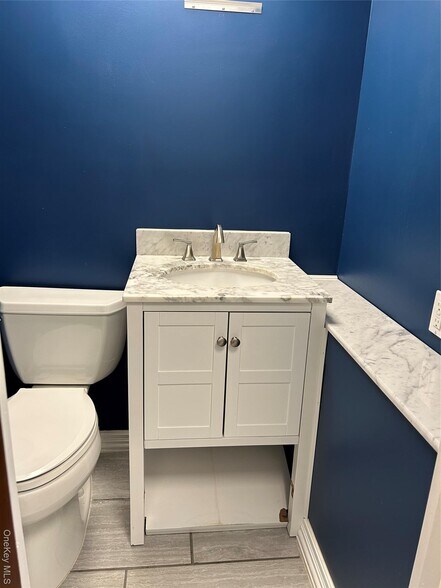 More Photos Of 361 Union Blvd, West Islip Office For Sale