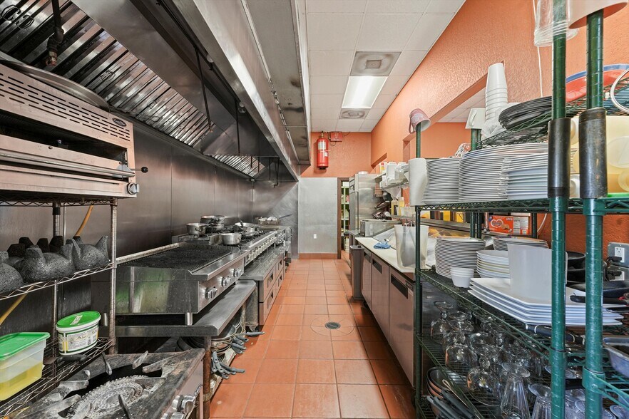 More Photos Of 918 W Plantation Dr, Clute Restaurant For Sale