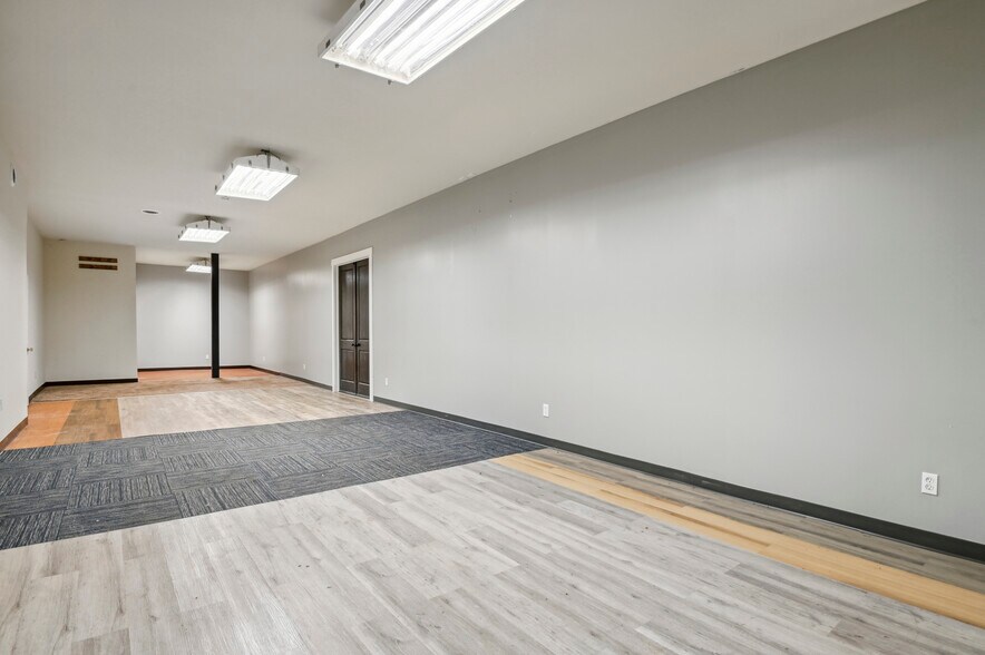 More Photos Of 308-314 W Basin Rd, New Castle Light Distribution For Lease