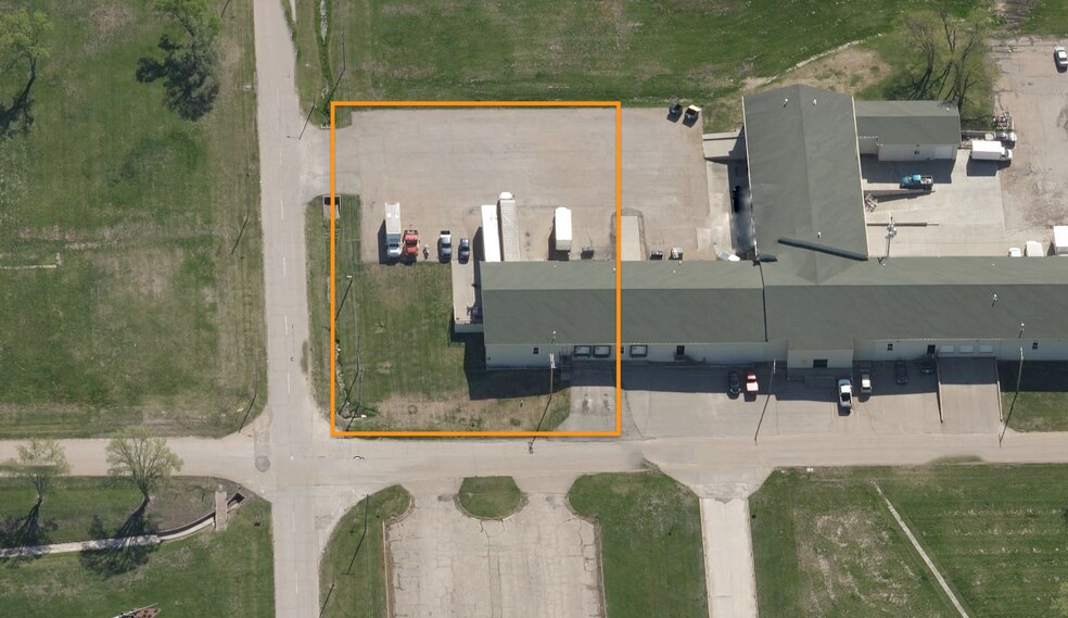 More Photos Of 6800 SE Evans St Forbes Fld, Topeka Distribution For Lease