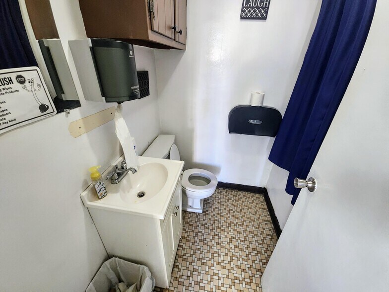 More Photos Of 712 Maccorkle Ave SW, South Charleston Veterinarian Kennel For Sale