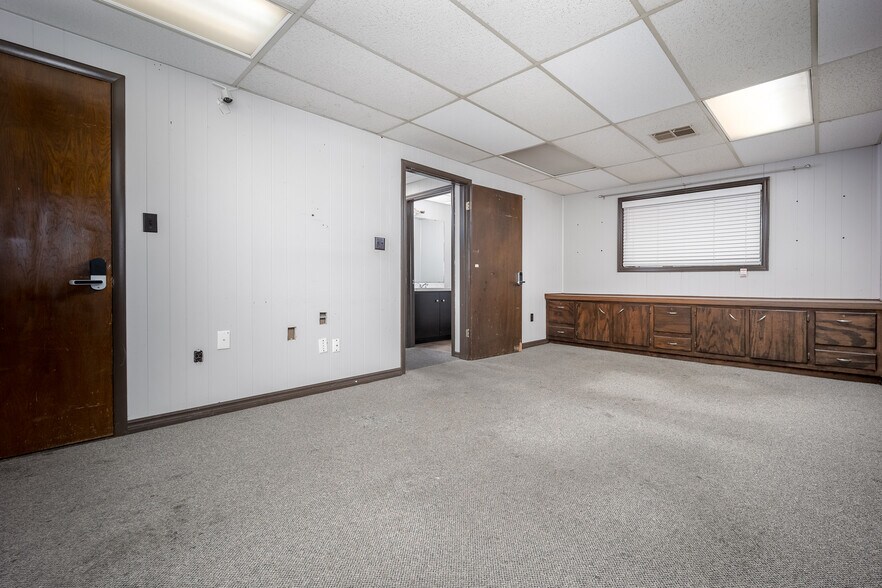 More Photos Of 6845 S Western Ave, Oklahoma City Distribution For Sale