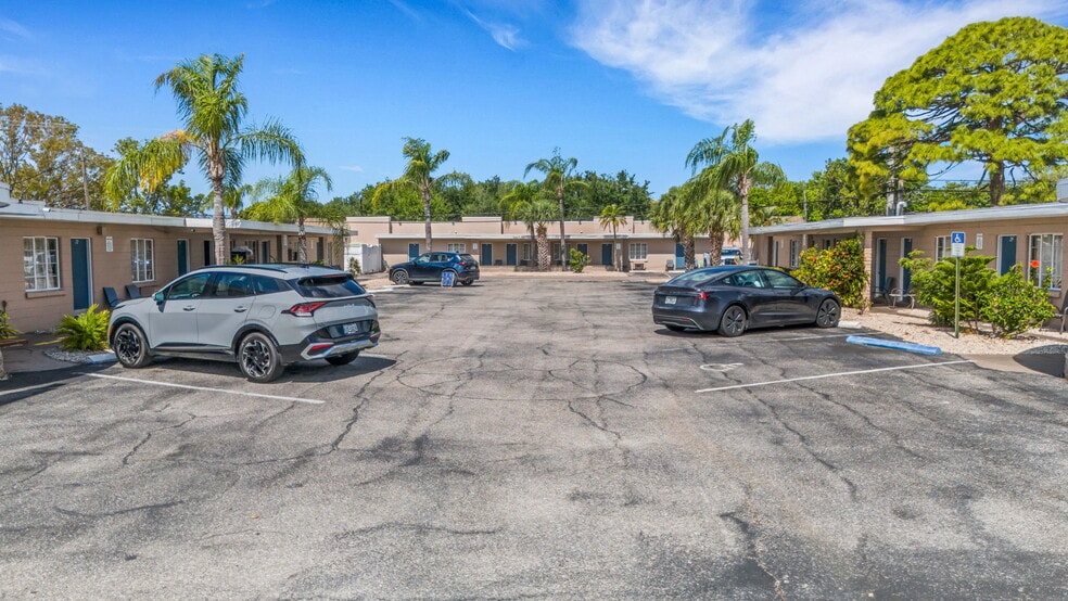 More Photos Of 340 Tamiami Trl S, Venice Hotel For Sale