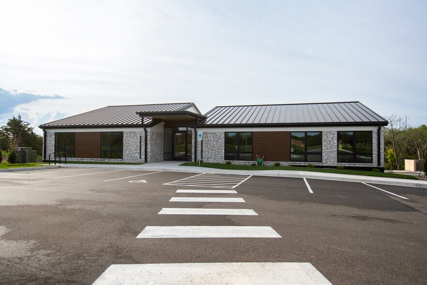 More Photos Of 4801 Quail Crest Pl, Lawrence Coworking Space