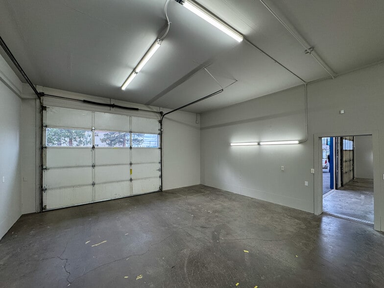 More Photos Of 902 SE Textron Dr, Bend Warehouse For Lease
