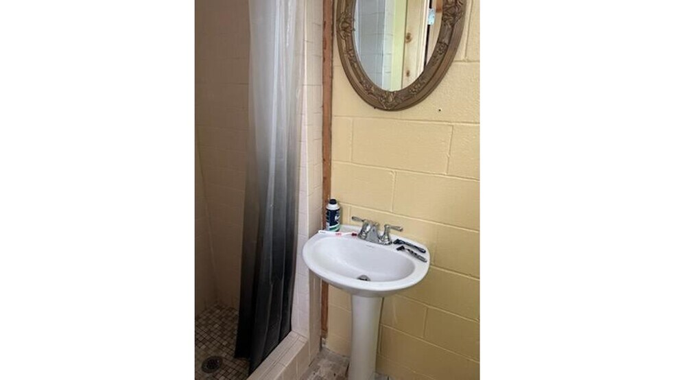 More Photos Of 512 1st Street, Waurika Office For Sale