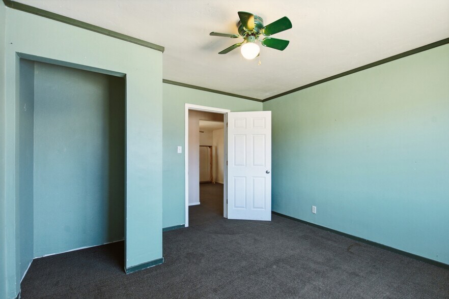 More Photos Of 1319-1323 W Texas St, Fairfield Freestanding For Sale