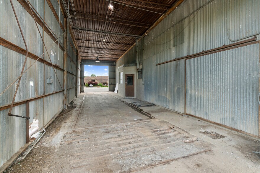 More Photos Of 4000 Memorial Blvd, Springfield Freestanding For Sale