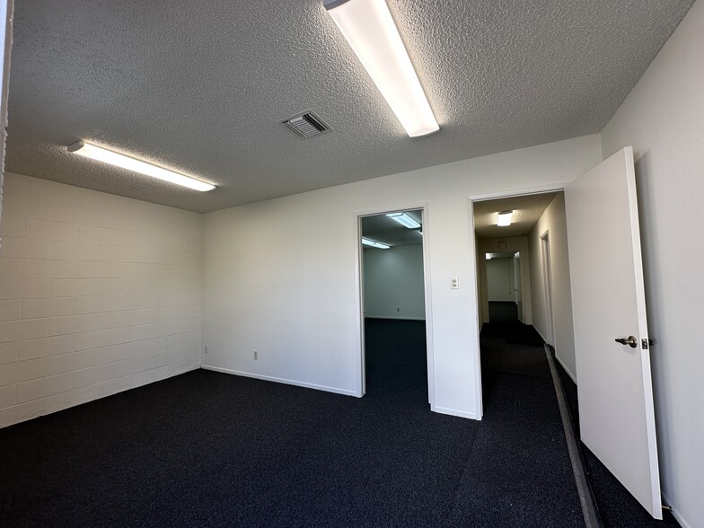 More Photos Of 15204 Stagg St, Van Nuys Distribution For Lease