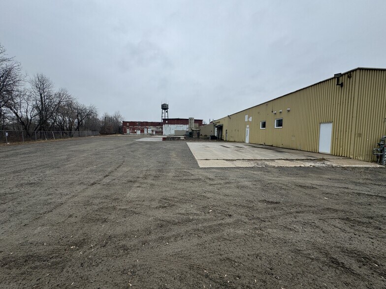 More Photos Of 30-80 Av Saint-Martin, Louiseville Industrial For Lease