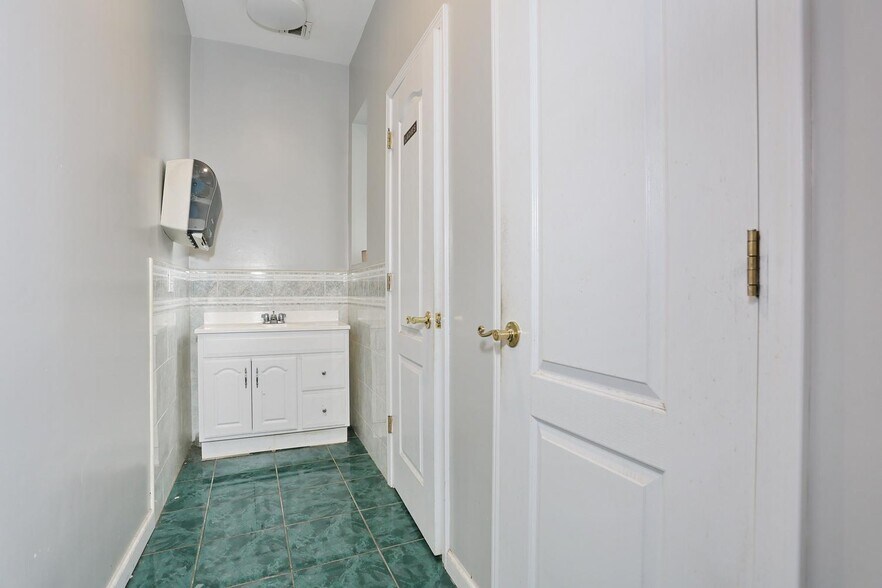 More Photos Of 22 S Madison Ave, Spring Valley Office For Sale
