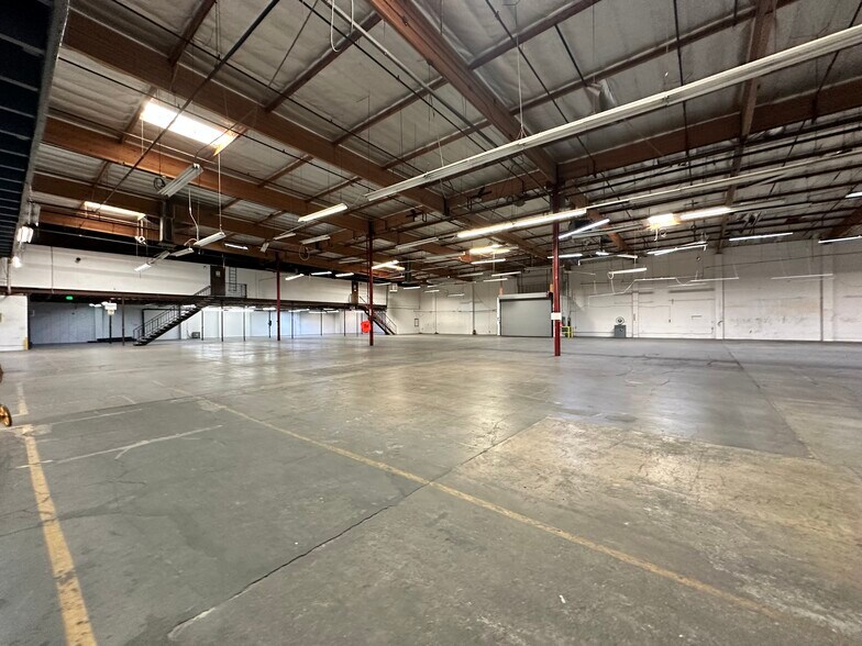 More Photos Of 25371-25395 Rye Canyon Rd, Valencia Warehouse For Lease