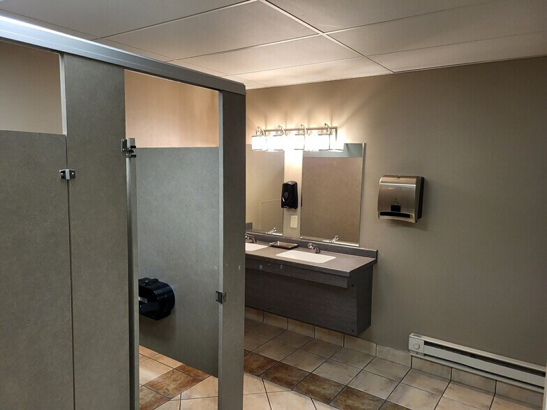 More Photos Of 2985 S Ridge Rd, Green Bay Medical For Lease