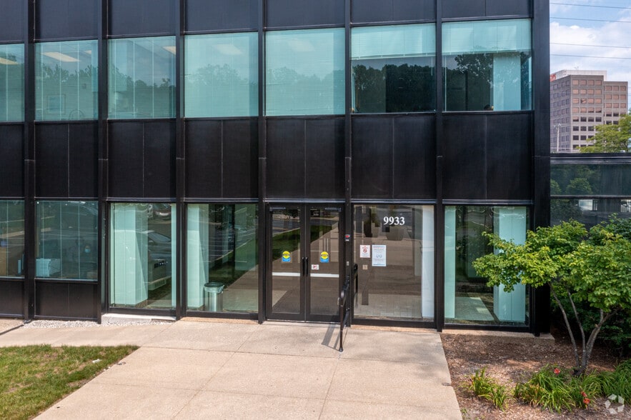 More Photos Of 9933 Woods Dr, Skokie Office For Lease