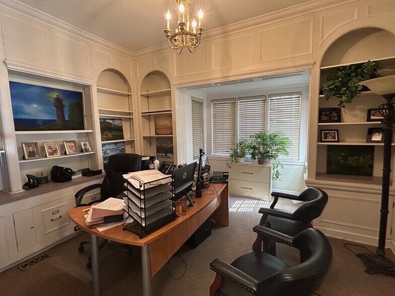 More Photos Of 520 N Walnut St, Bloomington Office For Lease
