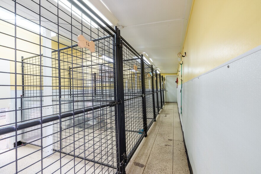 More Photos Of 7050 Starr Rd, Windsor Veterinarian Kennel For Sale