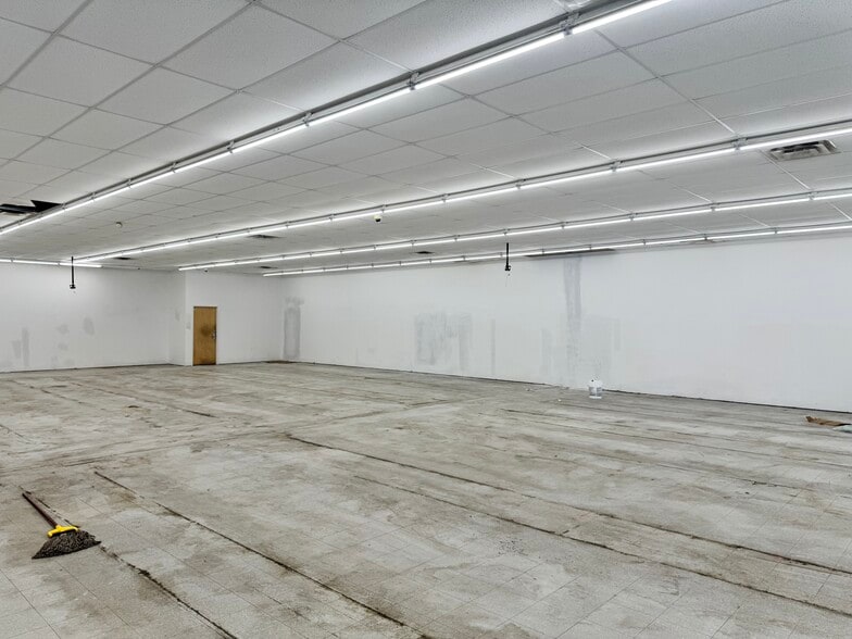 More Photos Of 4072 Glenwood Rd, Decatur Freestanding For Sale