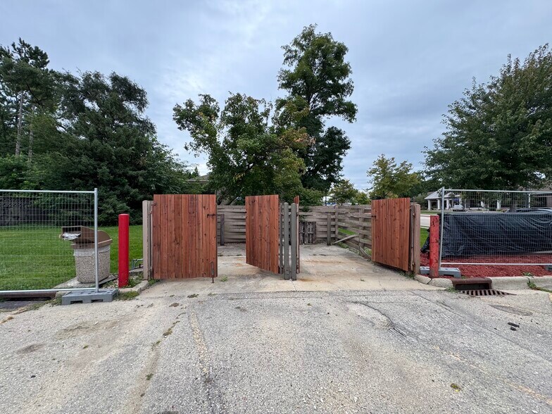 Primary Photo Of 5450 Monona Dr, Madison Service Station For Sale