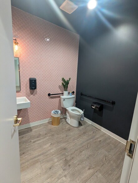 More Photos Of 5706 San Felipe St, Houston General Retail For Lease