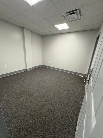 More Photos Of 5513 N Oxford St, Indianapolis Service For Lease