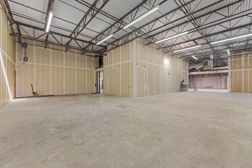 More Photos Of 12920 Senlac Dr, Farmers Branch Research And Development For Lease