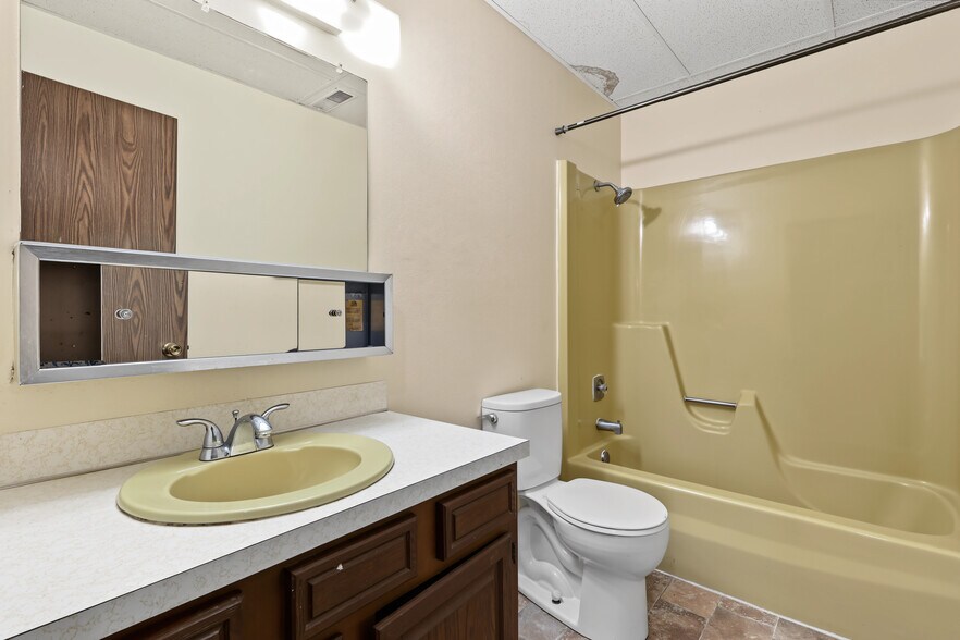 More Photos Of 5555 SW 9th St, Des Moines Apartments For Sale