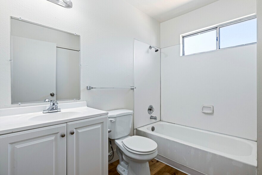 More Photos Of 1911 E Saginaw Way, Fresno Apartments For Sale